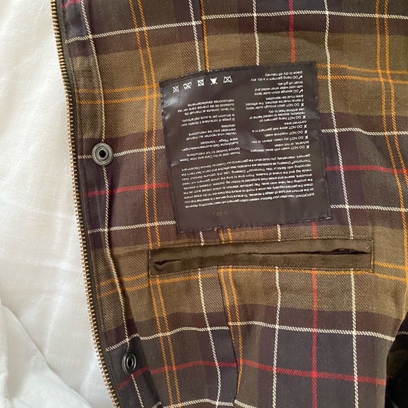 Barbour Classic Beadnell Waxed Jacket - Picture 7 of 7